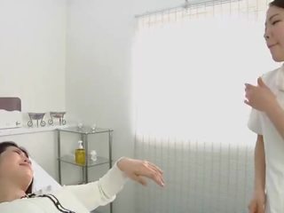 Japońskie lesbijskie enticing spitting masaż klinika z napisami