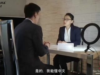 Délicieux brunette séduit baise son asiatique interviewer - bananafever