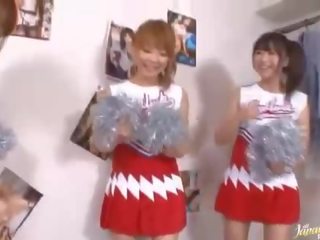 Tre i madh cica japoneze cheerleaders ndarjen penis