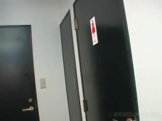เอเชีย วัยรุ่น คุกกี้ คลิป twat ในขณะที่ การปัสสาวะ ใน a ห้องน้ำ