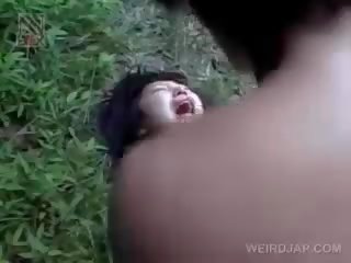 Fragile asyano babae pagkuha brutally fucked panlabas